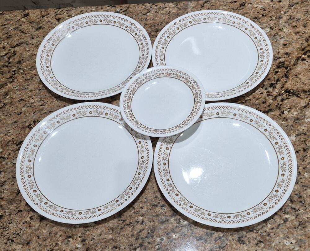 Corelle Summer Impressions 10.25" Dinner Plates (4) , 6.75" Sm Plate (1) Vintage